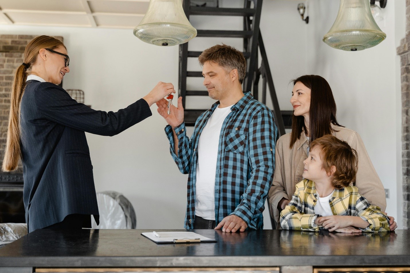 What Does a Real Estate Agent Do?